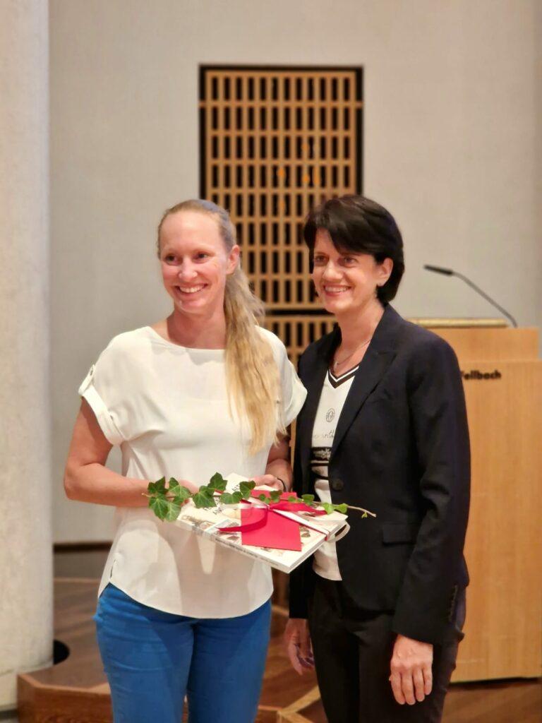 Karin Ebinger wird von Oberbürgermeisterin für 10 Jahre Zugehörigkeit zum Fellbacher Gemeinderat geehrt