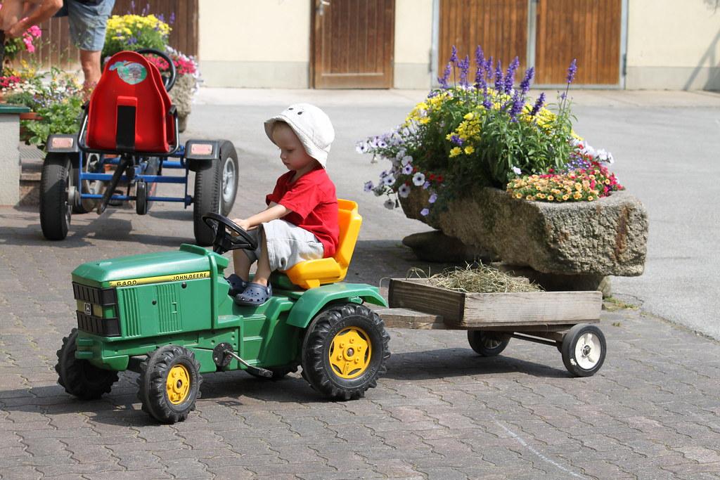 Kind auf Spieltraktor - Bauernhof